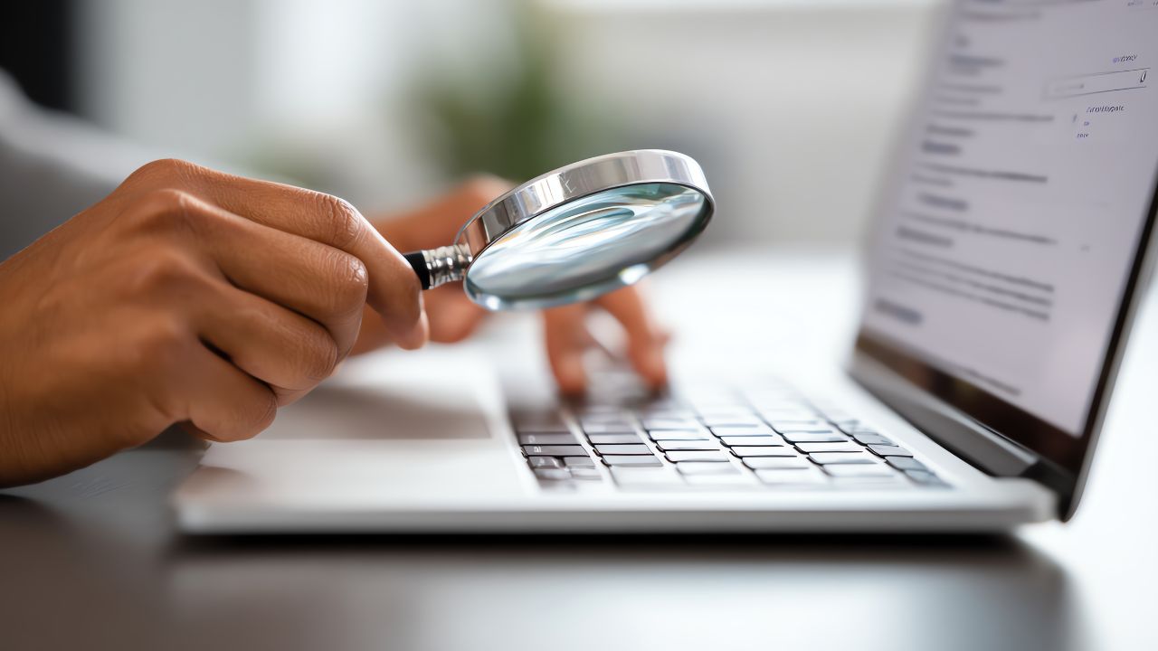 Icon representing content optimisation that ranks and converts by boosting visibility in Google and AI Overview search results for Norfolk and East Anglia businesses online websites.